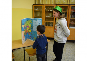 Na zdjęciu - W sali geograficzno-biologicznej uczniowie zapoznają nowoprzybyłych z mapami
